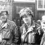 Twee paratroopers van het 1e bataljon bij Stratumseind 48. Tussen Stratumseind 48 en 50 ligt de stadsgracht.
