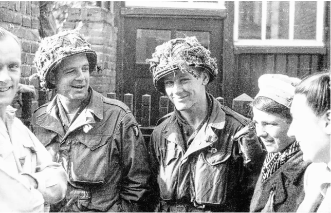 Twee paratroopers van het 1e bataljon bij Stratumseind 48. Tussen Stratumseind 48 en 50 ligt de stadsgracht.